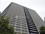 シティタワーズ東京ベイ モダンな横線が特徴の高層マンション外観
