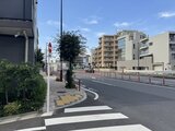 プレセダンヒルズ目黒柿の木坂 前面道路から見た建物と周辺住宅街の様子