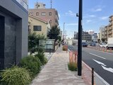 プレセダンヒルズ目黒柿の木坂 前面道路から見た建物と周辺街並みの様子