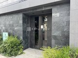 プレセダンヒルズ目黒柿の木坂 暗色石張りの落ち着いたエントランス外観