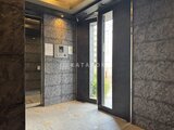プレセダンヒルズ目黒柿の木坂 落ち着いた色調のタイル壁に囲まれたエントランスホール