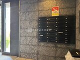 プレセダンヒルズ目黒柿の木坂 エントランスホール内の郵便受けと石貼り壁面