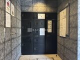 プレセダンヒルズ目黒柿の木坂 エントランスホールの宅配ボックスと集合郵便受け