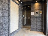 プレセダンヒルズ目黒柿の木坂 石調パネル貼りの落ち着いた印象のエントランスホール