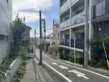 プレセダンヒルズ目黒柿の木坂 前面道路から見た建物外観と周辺の街並み
