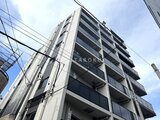 プレセダンヒルズ目黒柿の木坂 前面道路から見たモダンなマンション外観