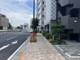 プレセダンヒルズ目黒柿の木坂 幹線道路に面した建物エントランスと緑に囲まれたアプローチ