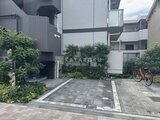 プレセダンヒルズ目黒柿の木坂 緑に囲まれた開放的な中庭とエントランスの様子