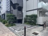 プレセダンヒルズ目黒柿の木坂 緑を配置した落ち着いた印象のエントランスアプローチと駐車場