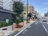 プレセダンヒルズ目黒柿の木坂 前面道路から見た建物と周辺環境の様子