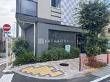 プレセダンヒルズ目黒柿の木坂 緑に囲まれたエントランスアプローチと建物外観