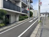 プレセダンヒルズ目黒柿の木坂 前面道路から見た建物外観と敷地周辺の様子