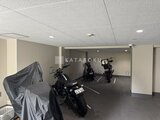 プレセダンヒルズ目黒柿の木坂 バイク置き場として使われている広めの共用スペース