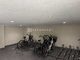 プレセダンヒルズ目黒柿の木坂 複数の自転車が停められた落ち着いた印象の共用自転車置き場