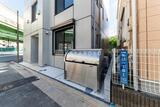 ココキューブ武蔵新田 玄関前に駐輪スペースを備えた、モダンな外観の建物入口