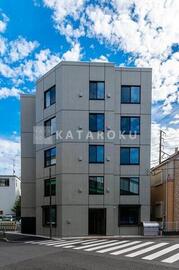 ココキューブ武蔵新田 青空を背景に撮影したグレーの外壁モダン建物の正面外観