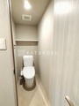 アグライア品川中延 落ち着いた色合いのトイレ室内と手洗い付きの便器