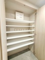 アグライア品川中延 白い棚板が5段配置された明るい印象の収納スペース