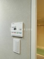 アグライア品川中延 白い壁に設置された給湯器と照明スイッチ