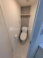 ビブリオ飯田橋 トイレの上に収納スペースを備えたコンパクトなトイレ室