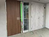 ブライト本所 建物入口のドア三枚が並ぶ玄関部分の様子