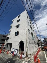 ブライト本所 白を基調とした現代的な建物の前面道路からの外観
