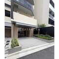 ルジェンテ上野稲荷町 開放的なエントランスアプローチと緑が調和する建物前面