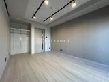 TRACK渋谷本町 モダンな照明が映える明るい寝室空間