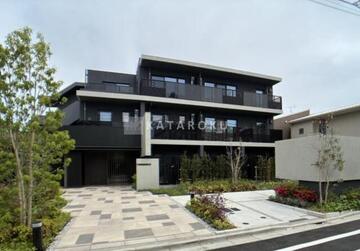 ラペルラ自由が丘2 モダンな黒を基調とした落ち着いた印象の建物外観と庭園造景