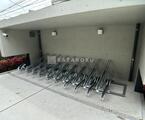 ラペルラ自由が丘2 整理された自転車置き場が備わった建物の共用部分