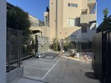 プレジリア代々木参宮橋 駐車スペースと建物を囲む外構の様子