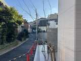 プレジリア代々木参宮橋 建設中の前面道路と周辺住宅地が見える建物側面