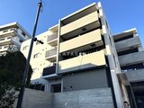 プレジリア代々木参宮橋 青空を背景にした白を基調としたモダンな建物外観