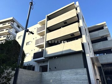 プレジリア代々木参宮橋 青空を背景にした白を基調としたモダンな建物外観