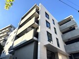 プレジリア代々木参宮橋 白いタイル張りのモダンなエントランス外観と植栽