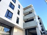 プレジリア代々木参宮橋 白い外壁のモダンな建物と開放的なバルコニーが特徴の外観