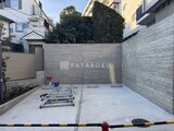 プレジリア代々木参宮橋 建設中の駐車スペース、コンクリート舗装と周囲のグレー壁