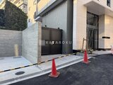 プレジリア代々木参宮橋 モダンなデザインのエントランス周りと駐車場入口の様子