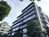 パークマンション檜町公園 モダンな外観の建物が緑に囲まれた住宅地の様子