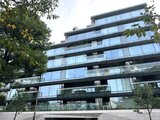 パークマンション檜町公園 緑に囲まれた前面から見たモダンな建物外観