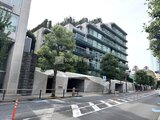 パークマンション檜町公園 街路樹に囲まれたモダンな建物の低層部から上層階への外観