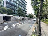 パークマンション檜町公園 街路樹に囲まれた前面道路から見たモダンな建物外観