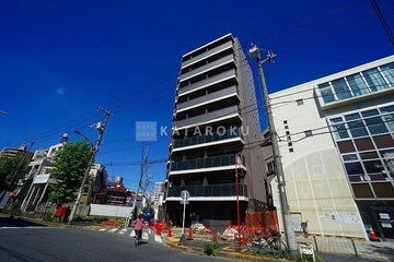 ウィーヴベース墨田パーク 青空の下、街路沿いに建つモダンなマンションの外観