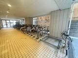 HF南麻布レジデンス 複数の自転車が整然と並ぶ明るい駐輪場
