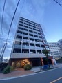 ジェノヴィア五反野スカイガーデン 前面道路から見たモダンな共有施設を備えたマンション外観