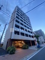ジェノヴィア五反野スカイガーデン 夕刻に照らされたモダンな外観と明るく輝くエントランスの様子