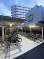 ジェノヴィア五反野スカイガーデン 多数の自転車を収納できる屋根付き駐輪場の様子