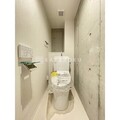 タスキリシェス目黒本町 温白色照明で明るい印象のトイレ空間