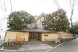 オークヒルス 大きな樹木に囲まれた落ち着いた印象の建物外観