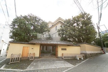 オークヒルス 大きな樹木に囲まれた落ち着いた印象の建物外観